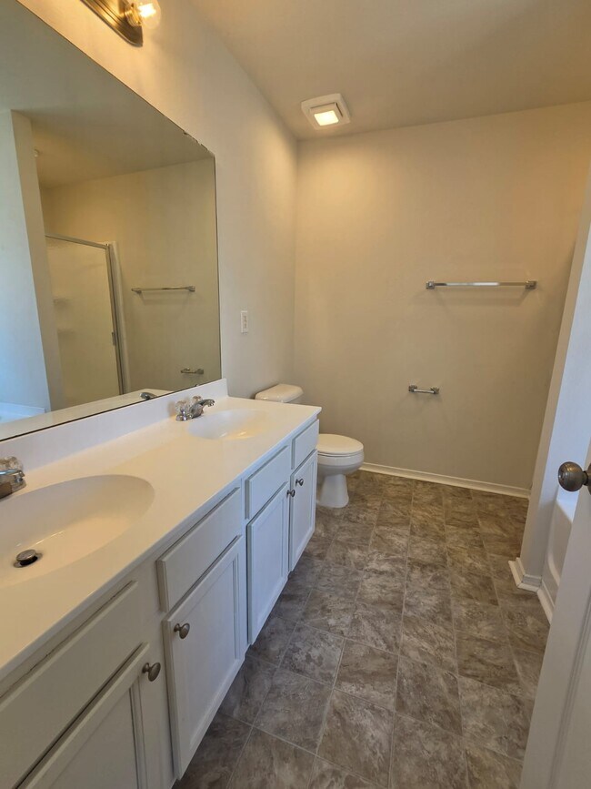 Building Photo - 2701 Buckleigh Dr