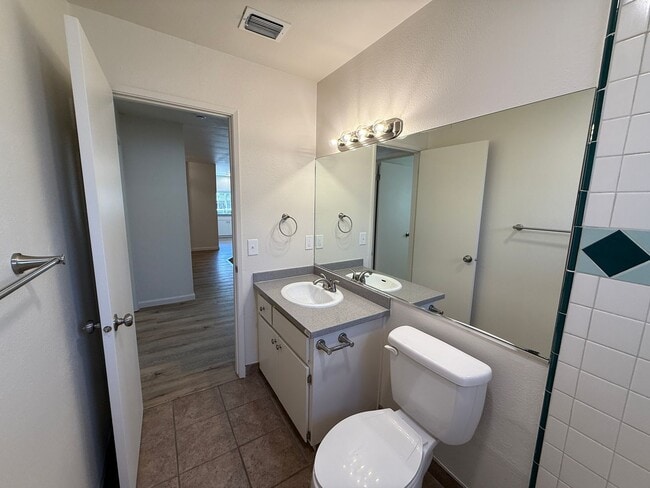 Building Photo - Updated single story near shopping and fre...