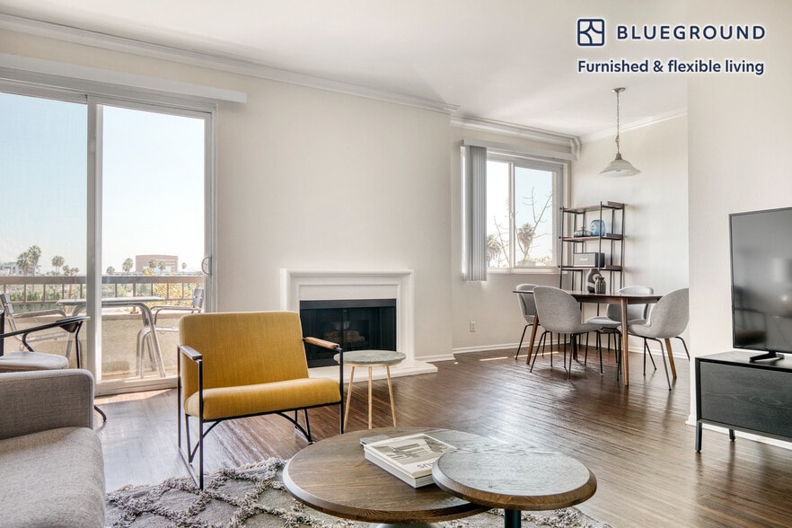 Building Photo - 467 S Arnaz Dr