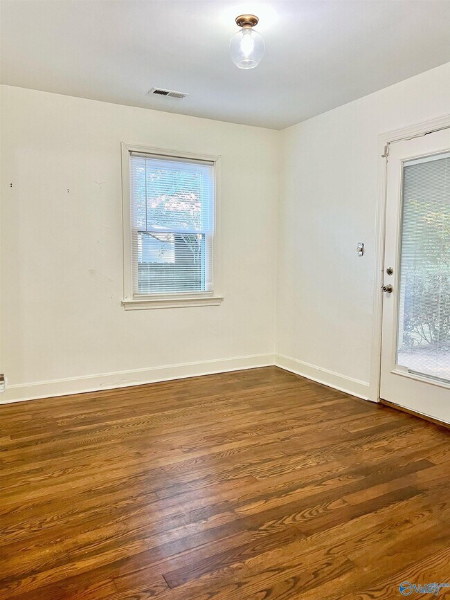 Building Photo - 2019 Vanderbilt Dr SW