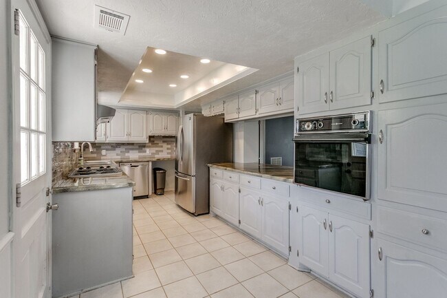 Building Photo - Spacious 4-Bedroom Home in Mature Neighborhood