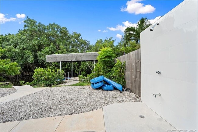 Building Photo - 30 SW Hideaway Pl