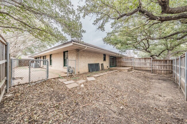 Building Photo - Prime Location in Overton West! Spacious D...