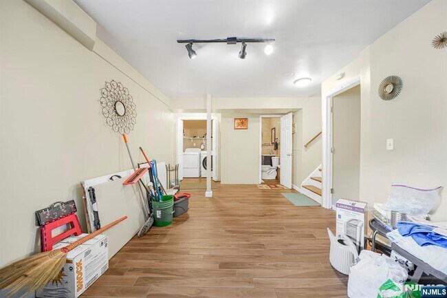 Building Photo - 405 Burnet Pl