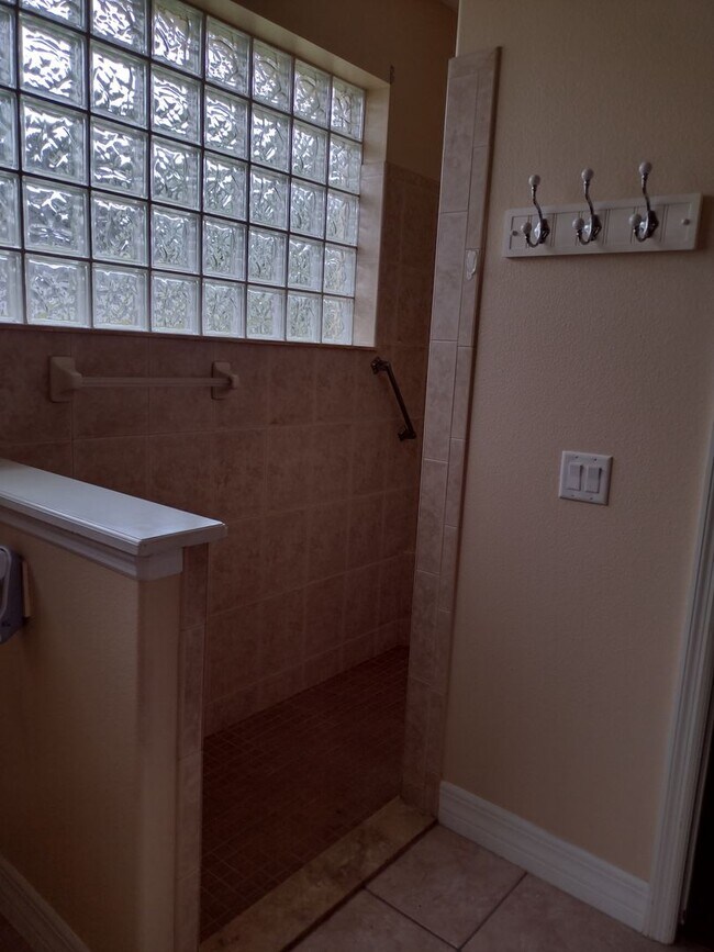 Building Photo - 592 Dowling Cir