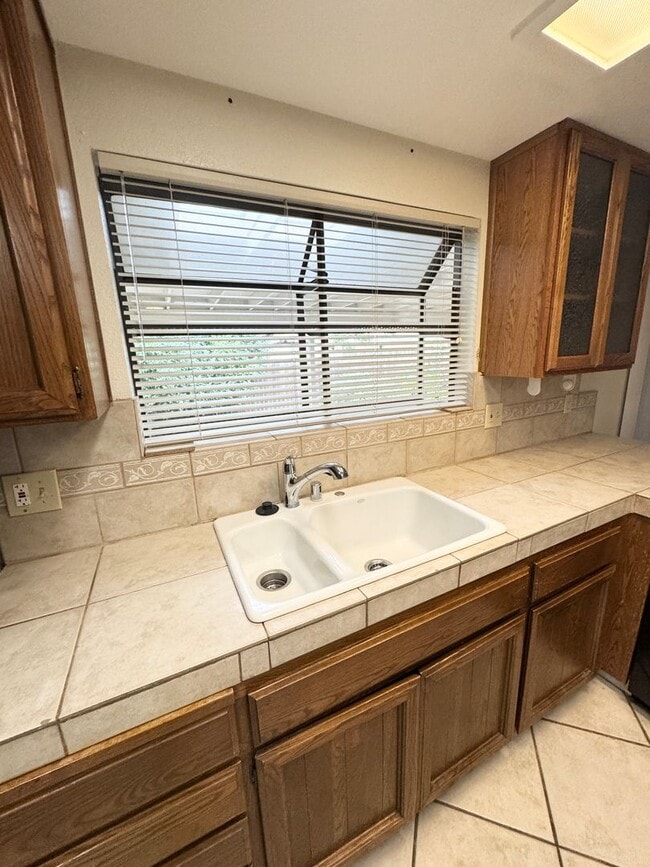 Building Photo - THREE BEDROOM TWO BATH  HOME in the Pocket...