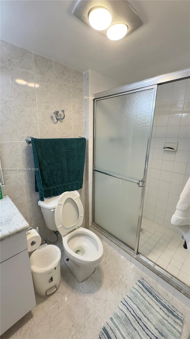 Building Photo - 3401 N Country Club Dr