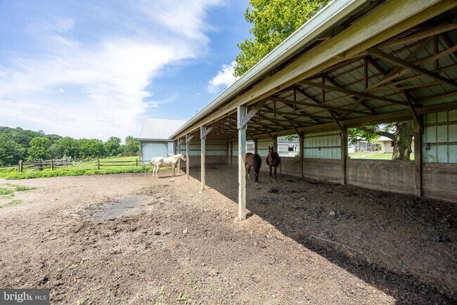 Building Photo - 1540 W Doe Run Rd