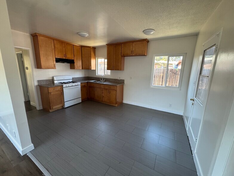 Building Photo - 833 W Walnut Ave