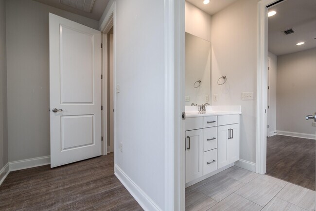 Building Photo - 718 Woods Dr