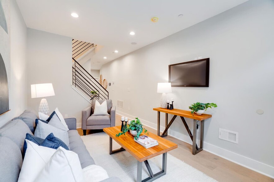 Building Photo - Spacious 3BR Home with Finished Basement & Roof Deck