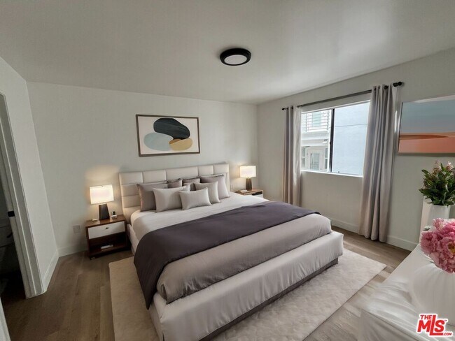 Building Photo - 5440 Carlton Way