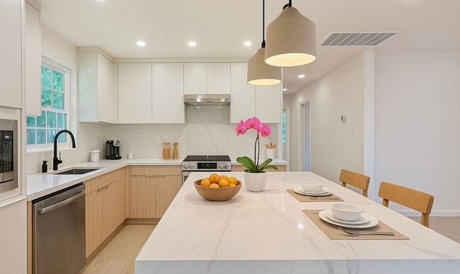 Building Photo - Your Ideal Modern Retreat with Enclosed Yard