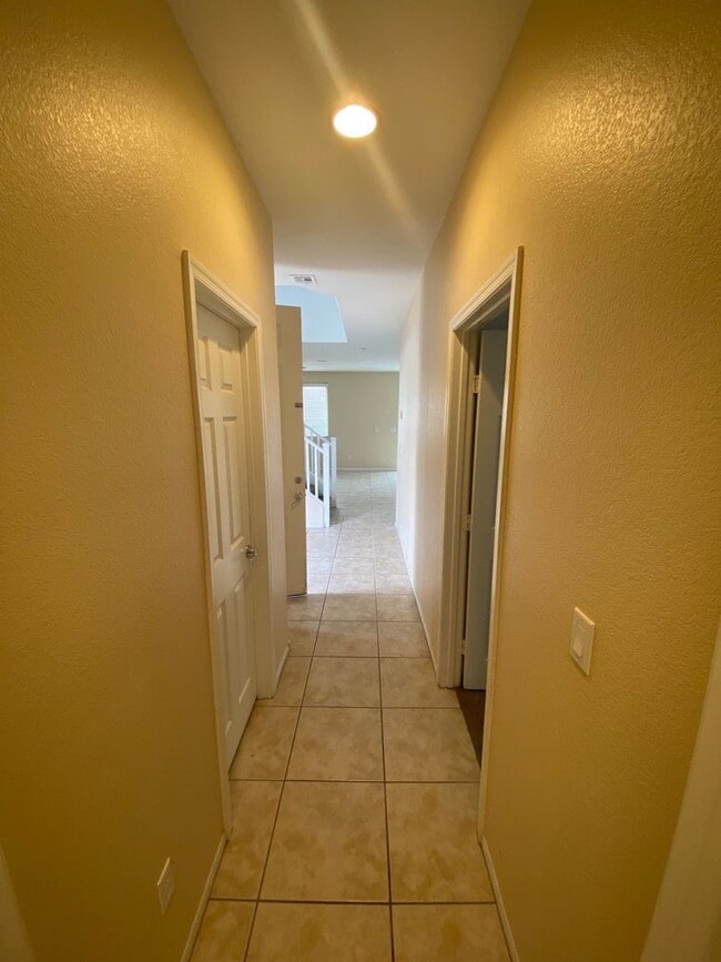 Building Photo - Beautiful 3 Bedroom 2 and 1/2 Bathrooms Ho...