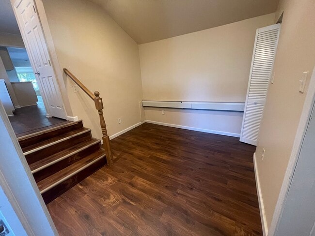 Building Photo - Updated 3bed / 3bath farmhouse.  Nice Location.