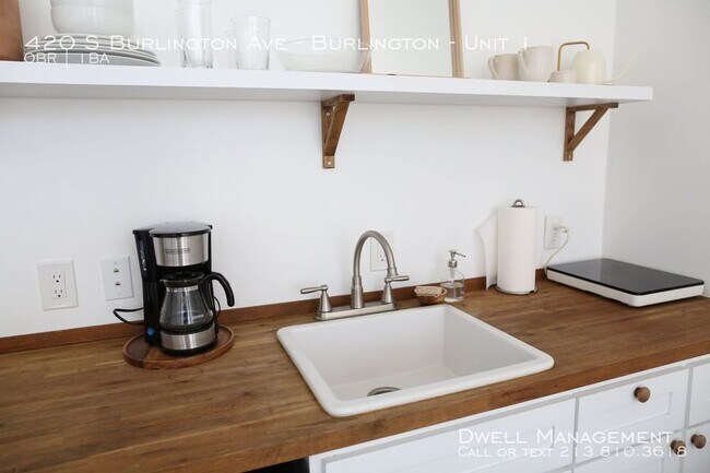 Building Photo - Beautiful Studio Apartment with Kitchenette