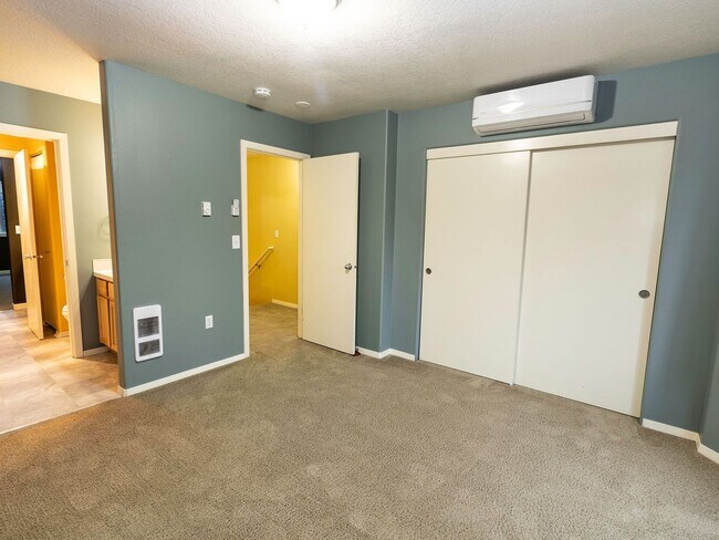Building Photo - Bright & Spacious 2-Bedroom End Unit Townh...