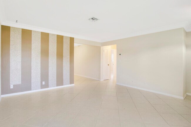 Building Photo - 527 W Jasmine Dr