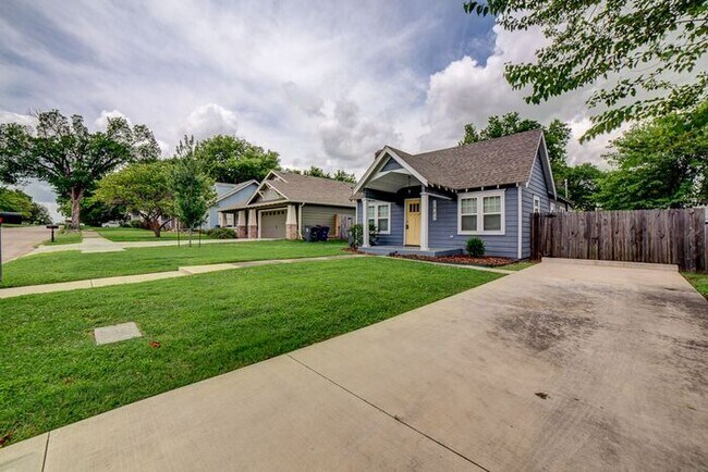 Building Photo - Charming 1920s Home - Fully Renovated
