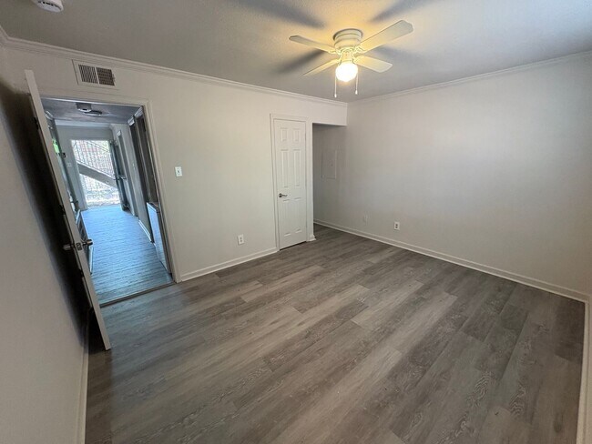 Building Photo - 2 Bedroom 1 Bath Apartment Close to Campus! Available Now!