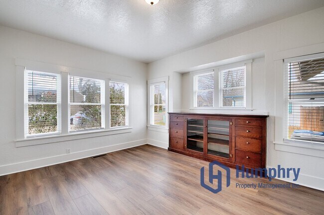Building Photo - Charming home within walking distance to the greenbelt.