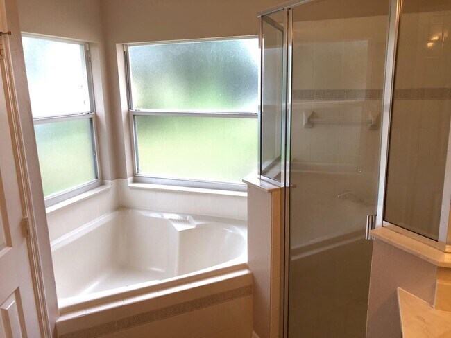 Building Photo - Upscale 3 bedroom 2 bathroom in Gated Comm...