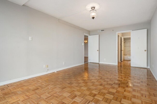 Building Photo - Spacious 2 Bed 2 Bath Condo in Heart of So...