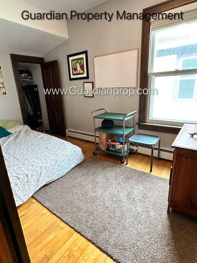 Building Photo - Northeast Spacious Upper Level Duplex, Har...