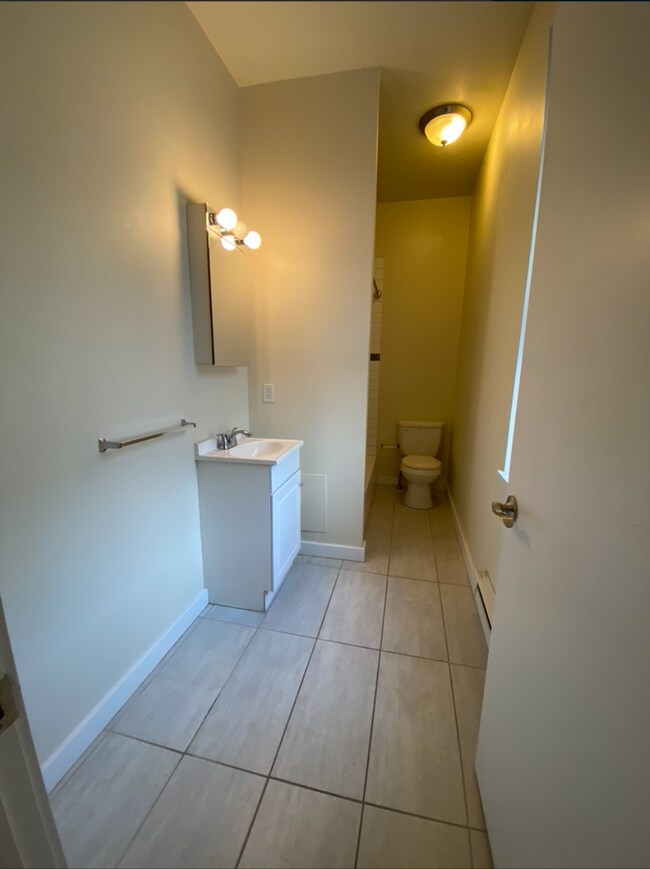 Building Photo - 415 S Broad St