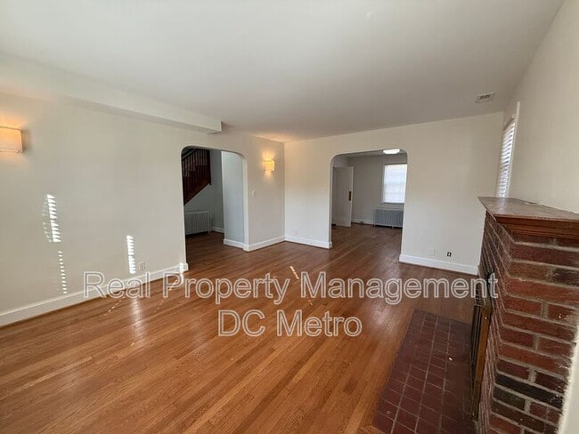 Building Photo - 4433 South Dakota Ave NE