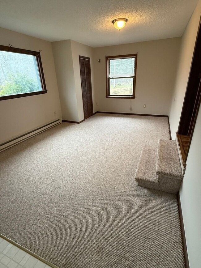 Building Photo - Rent free December & January  ! Sign a lease in December and enjoy December and January rent free!