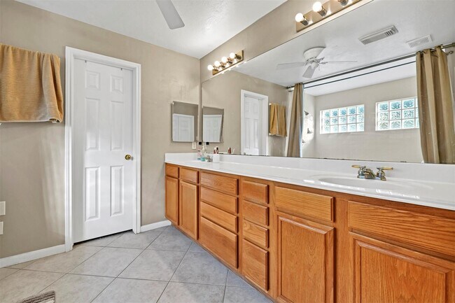 Building Photo - 1802 Whispering Forest Dr