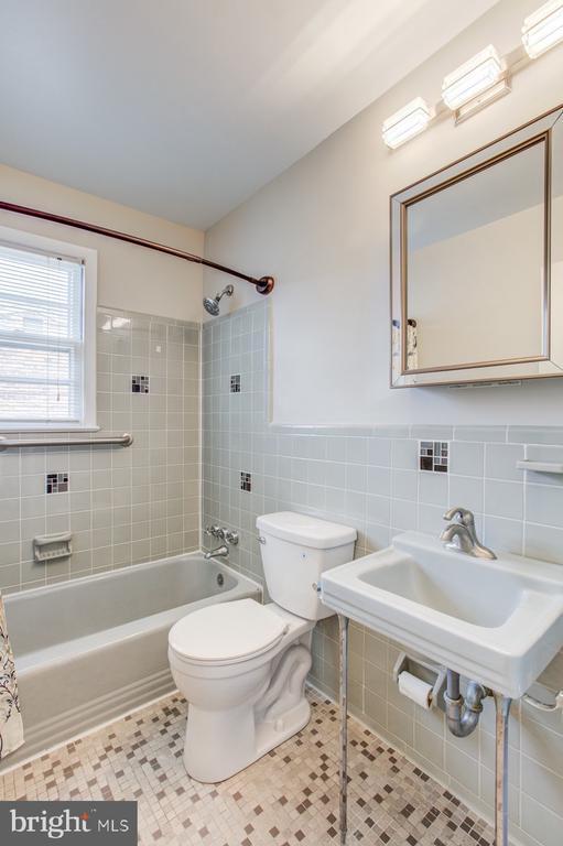 Building Photo - 8414 W Boulevard Dr
