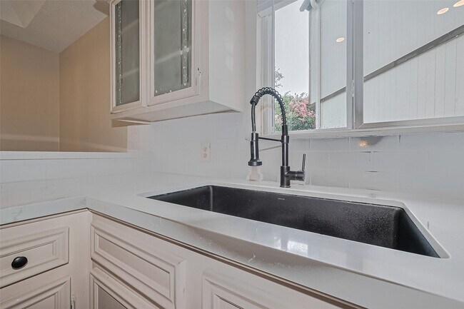 Building Photo - 1940 E Allegro St