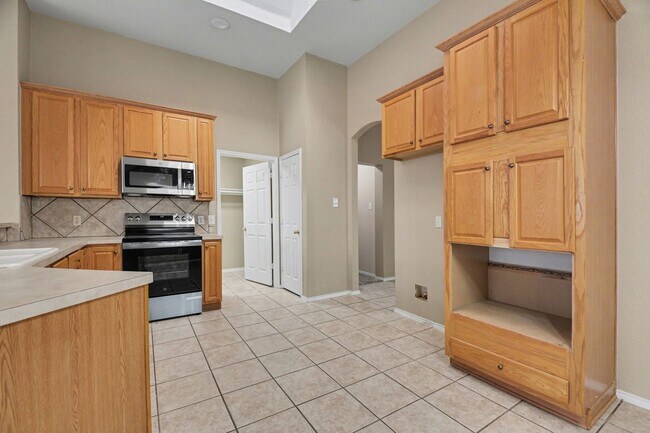 Building Photo - Welcome home to this spacious 3-bedroom, 2-bathroom property offering 2,000 square feet of comfor...