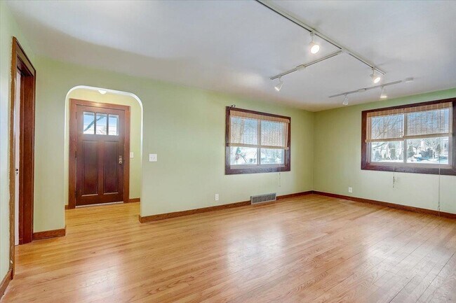 Building Photo - 309 E Lakeview Ave