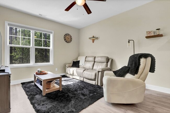 Building Photo - 424 Guppy Lp Rd