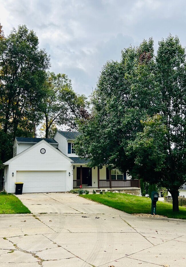 Building Photo - Beautiful 3 level home on a quiet cul-de-sac in Greenbrier Knolls--AVAILABLE NOW!!!!