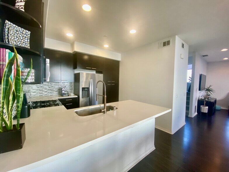 Open concept kitchen with stainless still appliances - 1135 Calle Montana