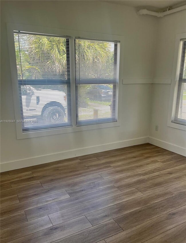 Building Photo - 842 Himmarshee St