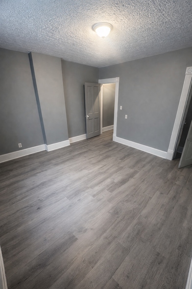 Master - 1283 E Fulton St