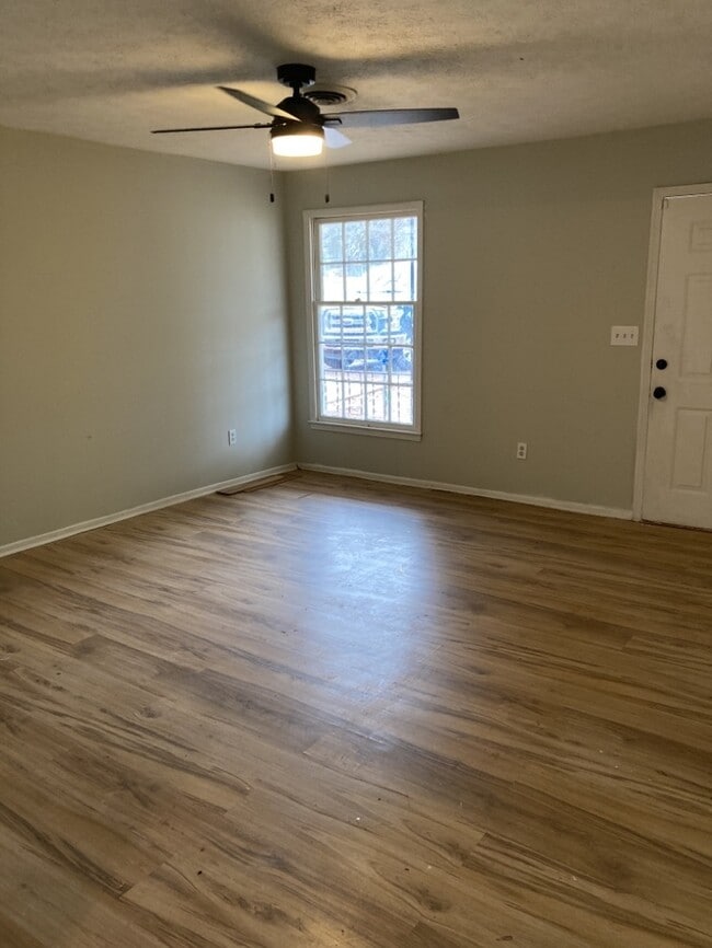 Building Photo - 3 Bedroom in Greenville