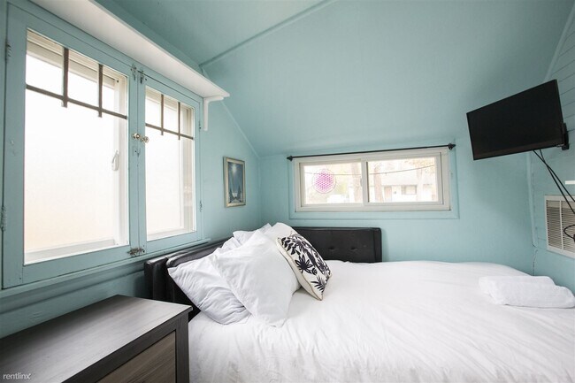 Building Photo - 1 br, 1 bath Duplex - 219 North Shields St...