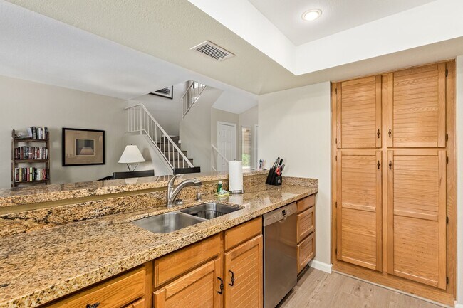 Building Photo - Charming 2-Bedroom Townhome in Scottsdale Racquet Club