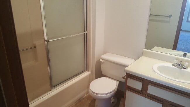 Building Photo - Great 3 Bed 2 Bath Duplex w/ attached 2 car garage!