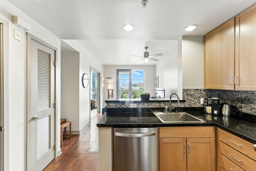 Building Photo - 355 Berry St