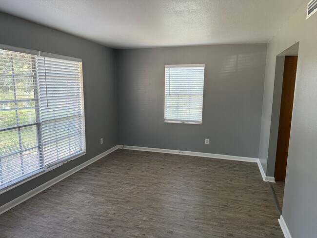 Building Photo - Intown Home