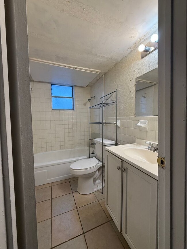 Building Photo - ALL UTILITIES INCLUDED in Cozy and Convenient 1 bedroom