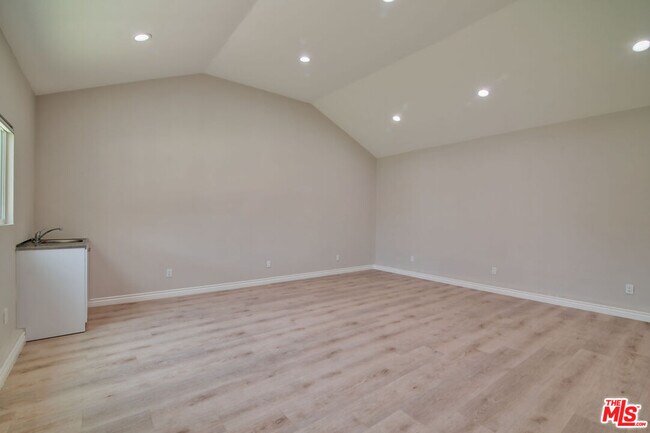 Building Photo - 2616 W 77th St