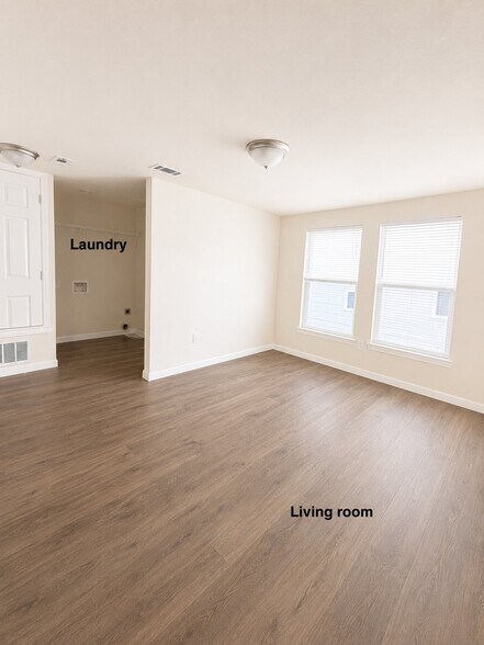 Building Photo - 824 Karnes St